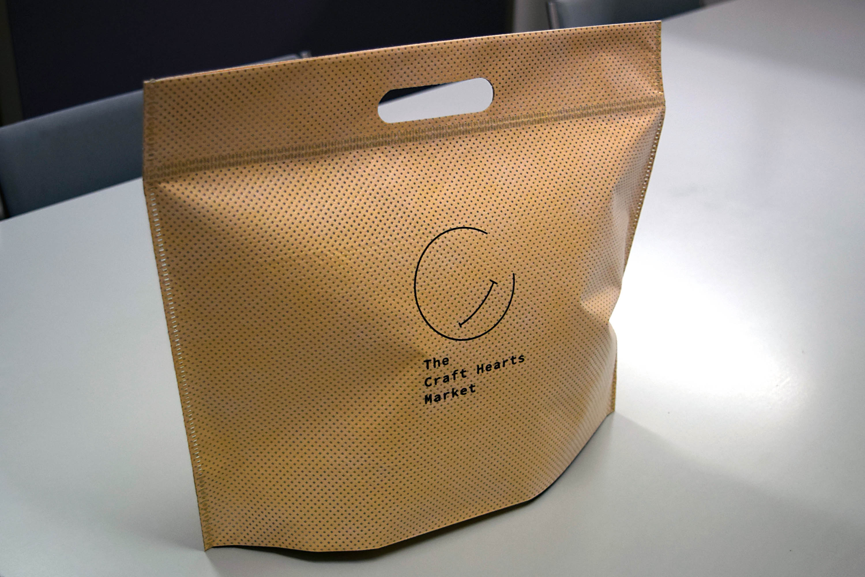 新宿のパブでお使い頂いている、食品持ち帰り用で有料のチャック付き保冷バッグ。既製品へのロゴ刷り込みです。