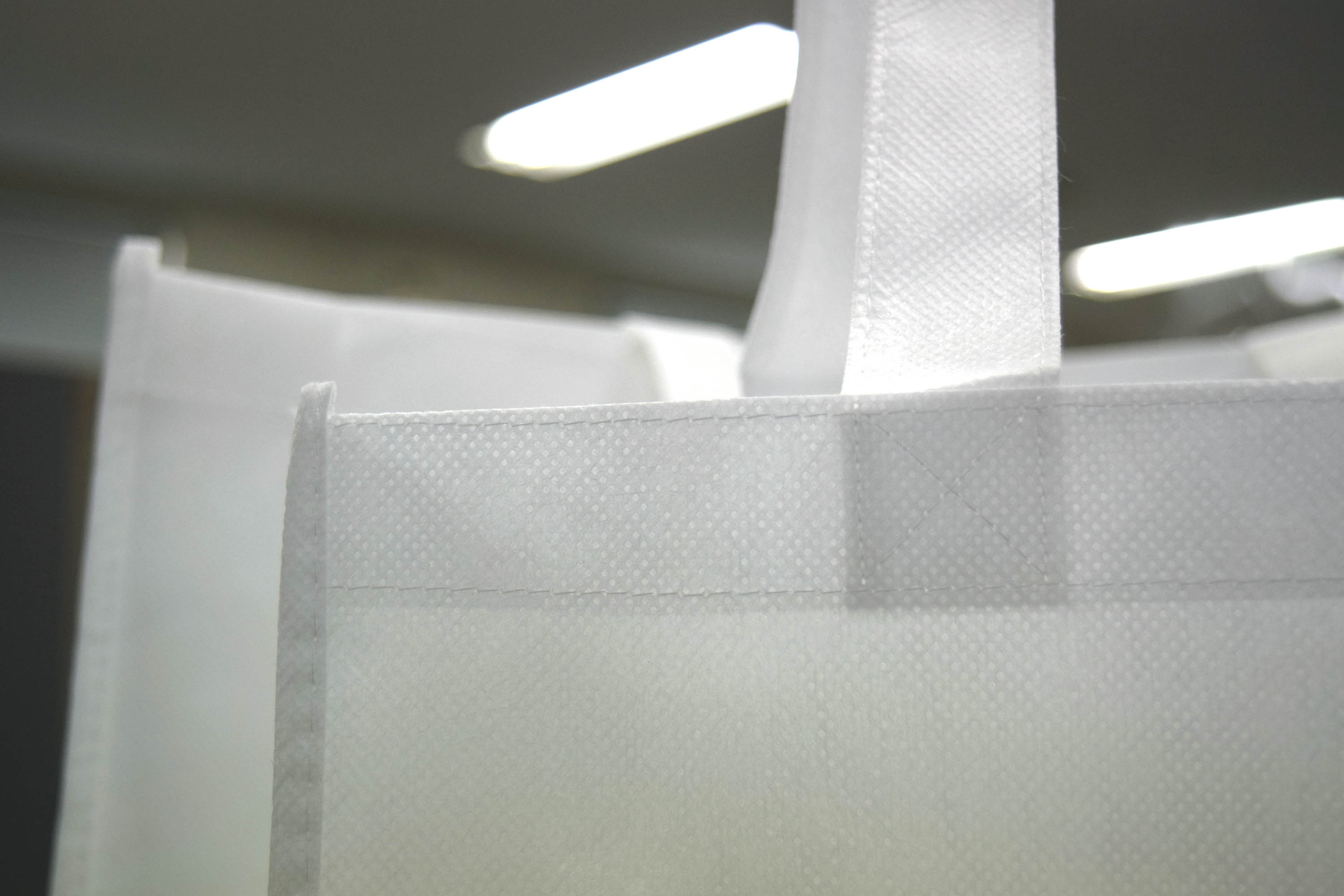 地球環境に配慮した素材、「バイオマス不織布」を使った、手提げバッグの既製品２サイズ。
