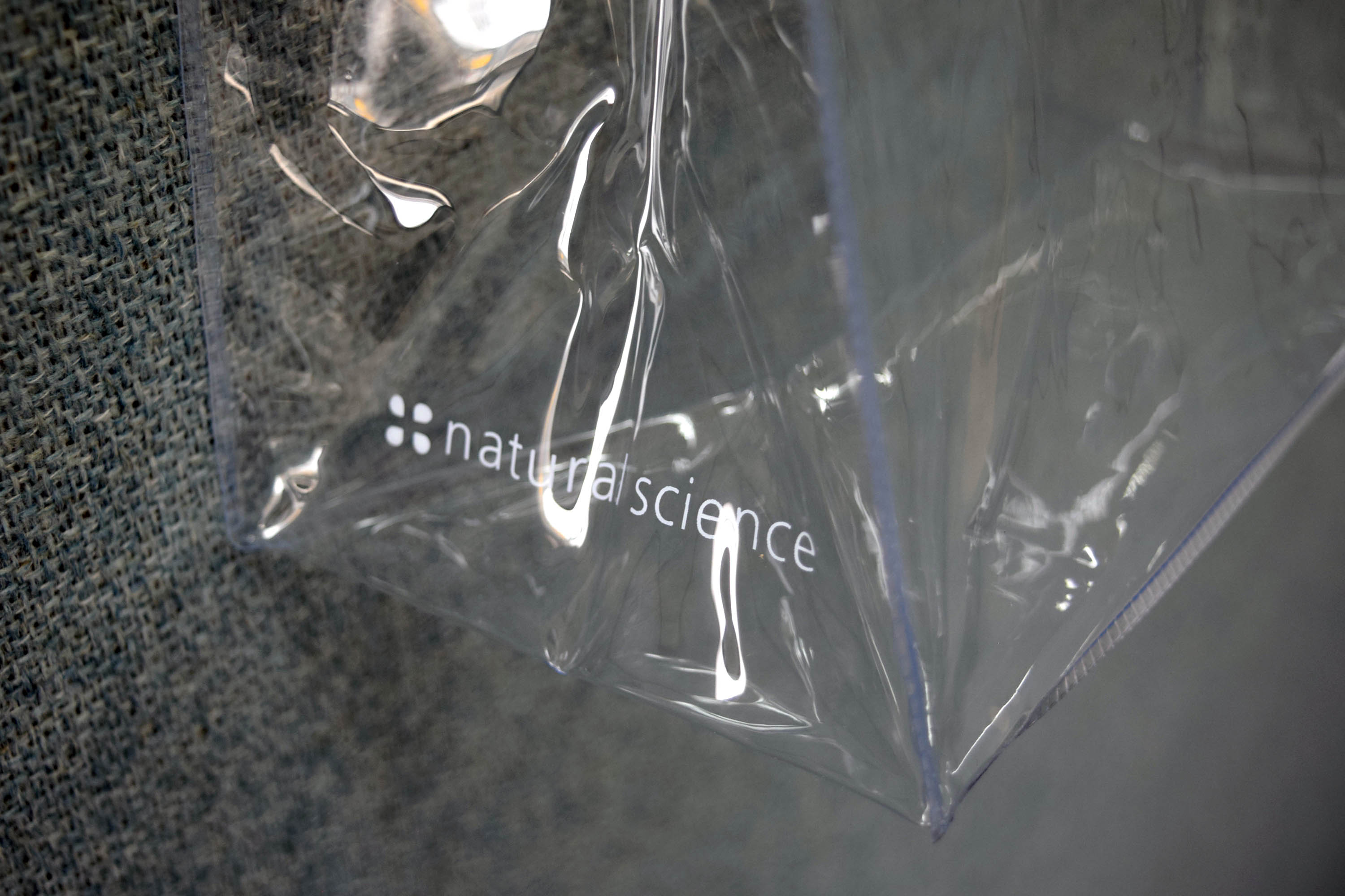 オーガニック製品の販売・ディスプレイ用。完全オリジナル製作のPVC透明バッグで、超音波縫製による美しい仕上がり。