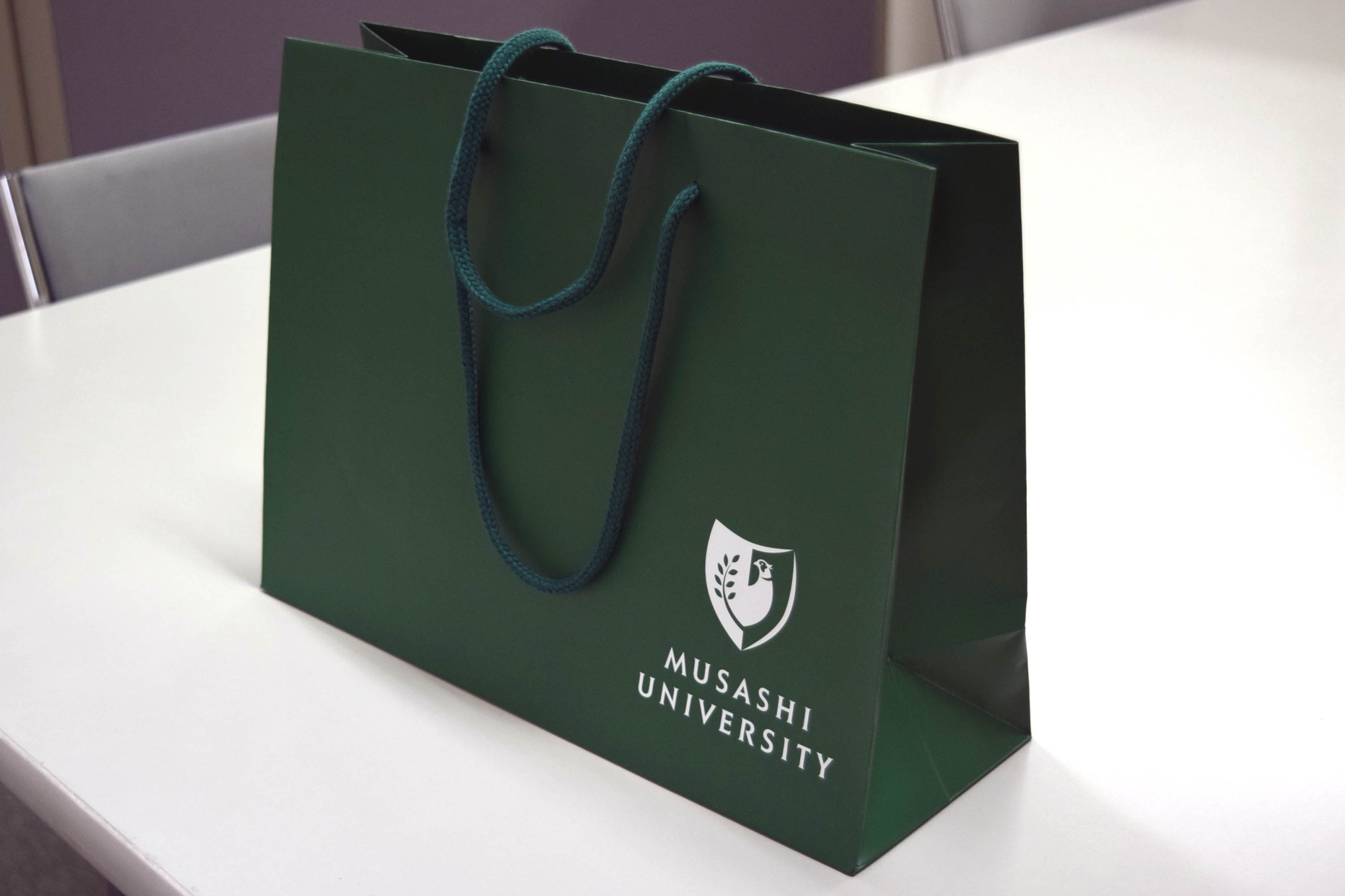 大学オープンキャンパス用、オリジナル製作の手提紙袋。海外生産でコストパフォーマンスに優れます。
