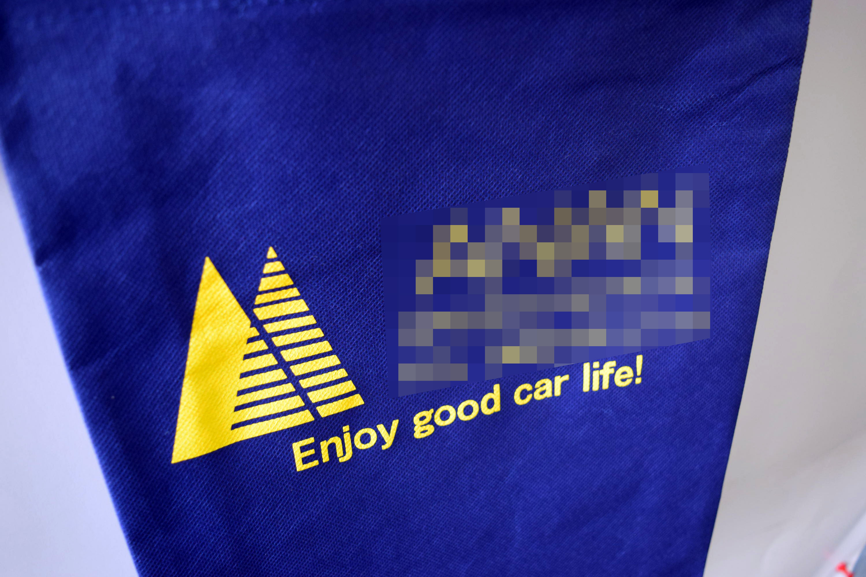 自動車教習所向けの完全オリジナル不織布バッグ。ファスナー・内ポケット付きで通学に最適。
