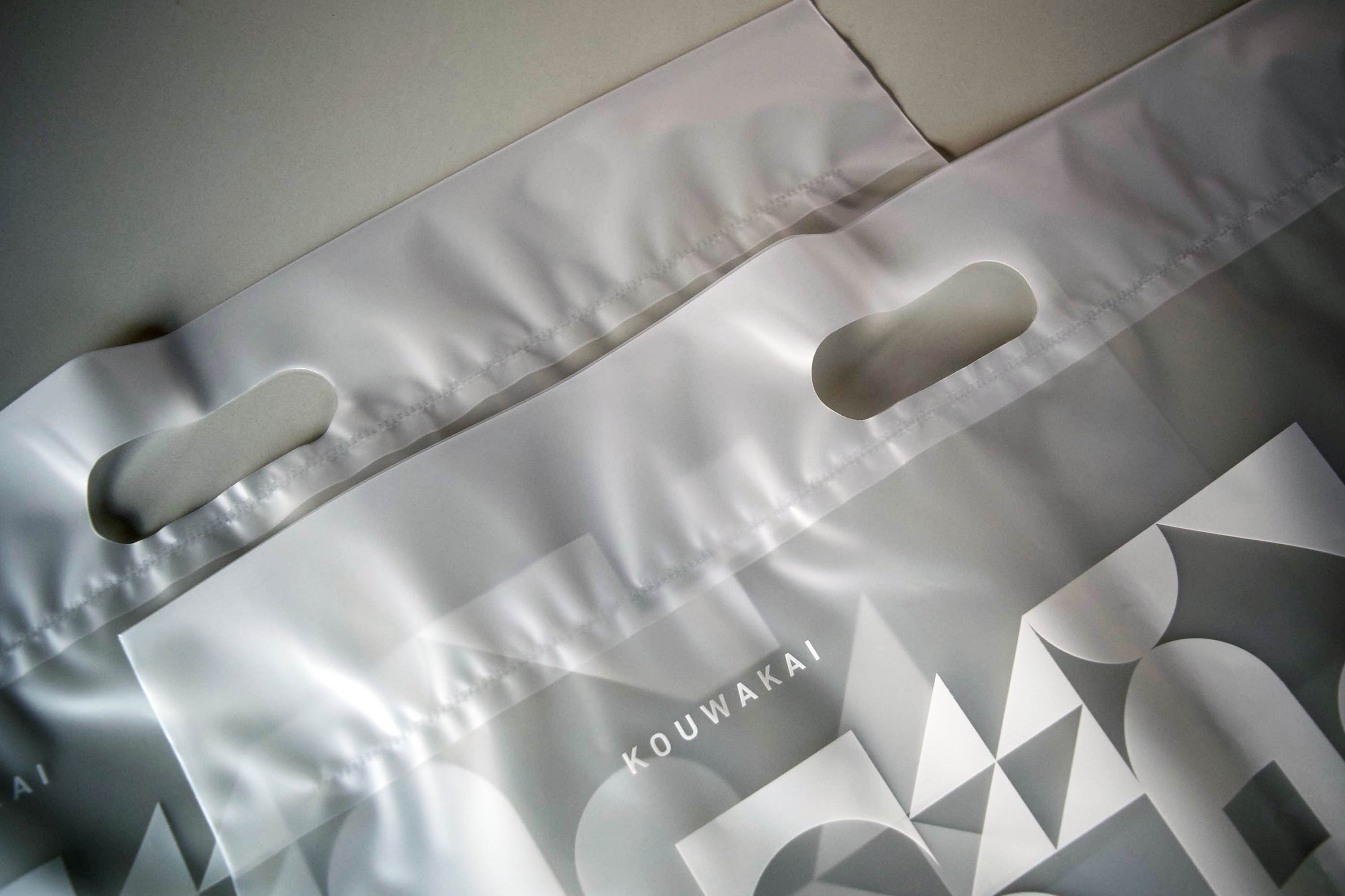 福祉施設やショップ向けの高級感ある手提げポリ袋｜尾崎紙工所のオリジナル製作事例