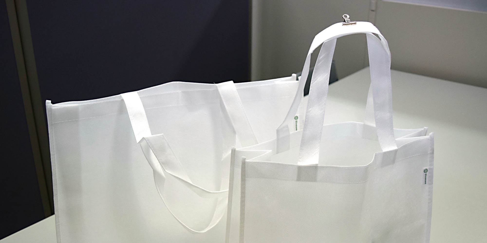 地球環境に配慮した素材、「バイオマス不織布」を使った、手提げバッグの既製品２サイズ。