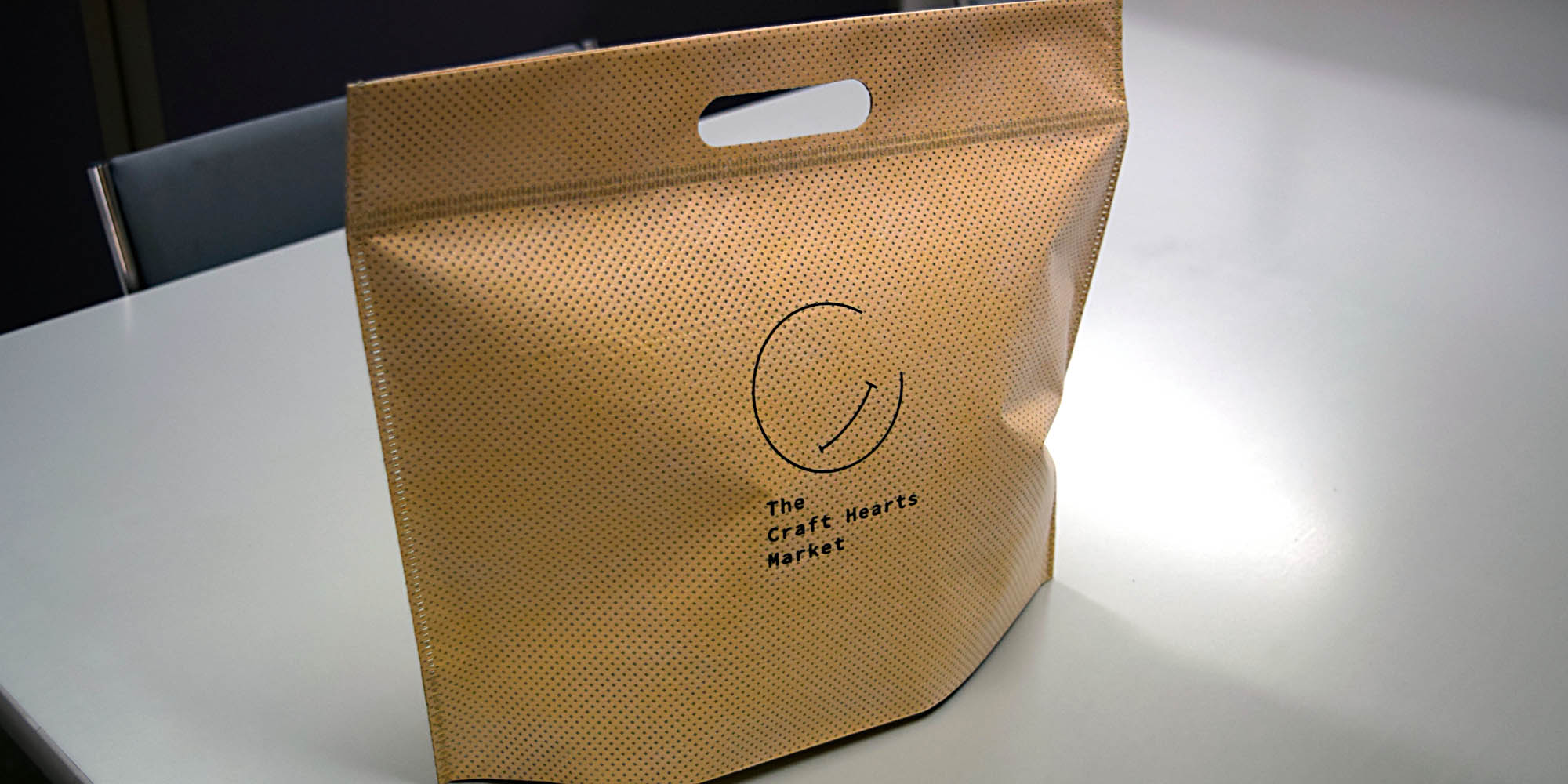 新宿のパブで使用、料理・スイーツ持ち帰り用チャック付き保冷バッグ。既製品へのロゴ刷り込みです。