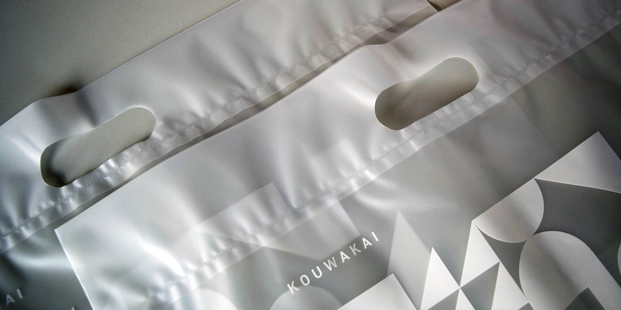 福祉施設やショップ向けの高級感ある手提げポリ袋｜尾崎紙工所のオリジナル製作事例